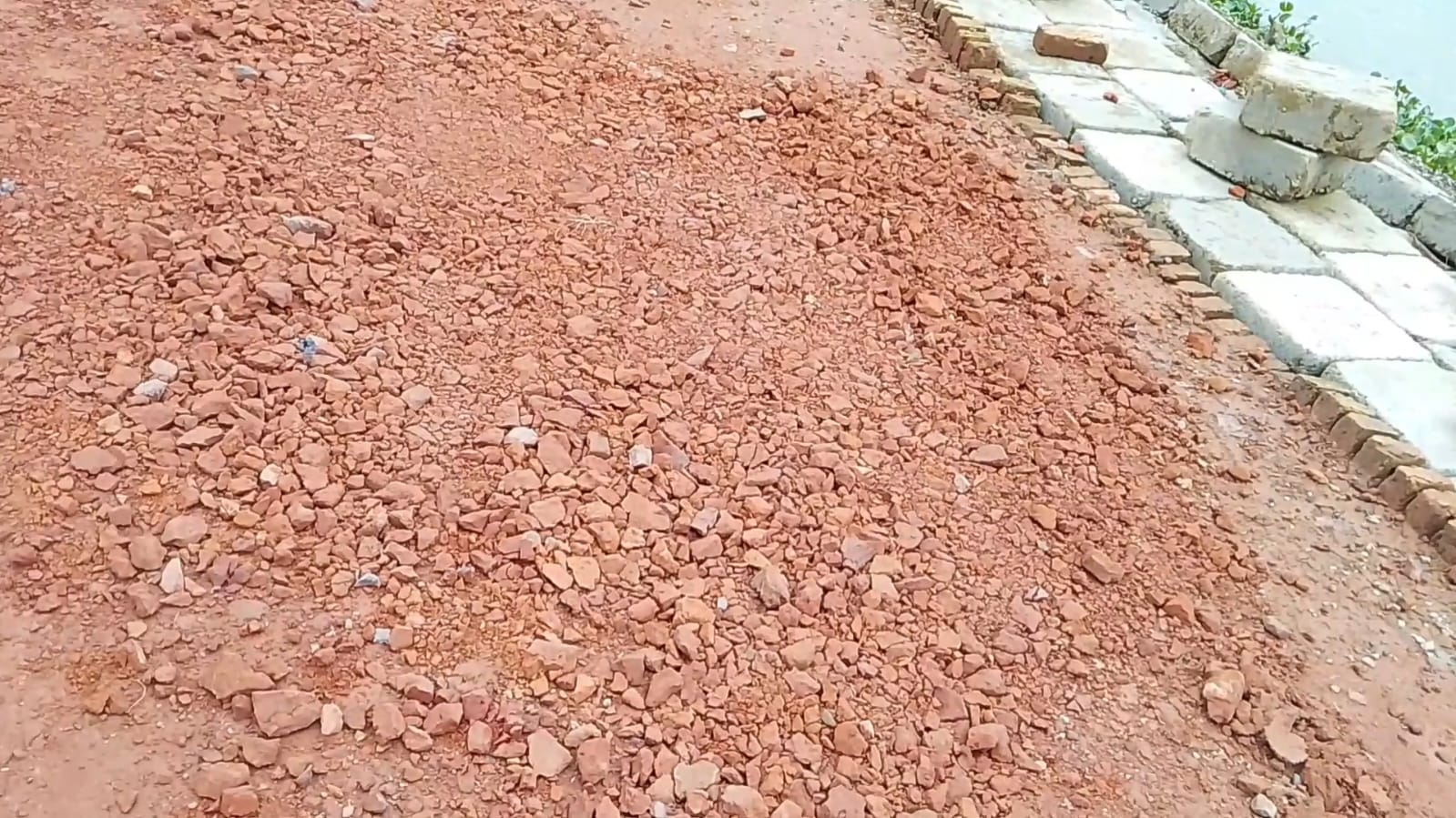 Residents of Kalmakanda observe ongoing roadwork, raising alarms over compromised quality and potential frequent repairs. (Photo: V7N)